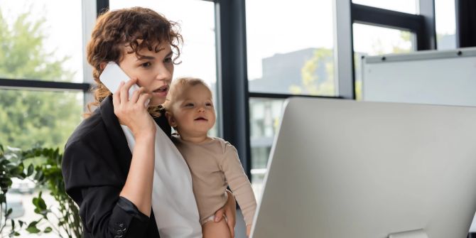 Mutter mit Baby und Telefon