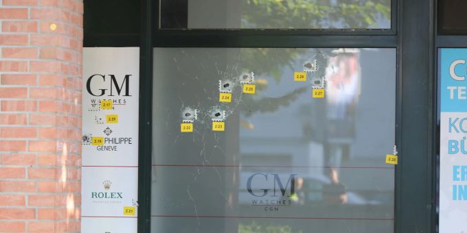 Die Polizei sicherte in der Nacht den Tatort im Kölner Stadtteil Niehl. Die Polizei sicherte in der Nacht den Tatort im Kölner Stadtteil Niehl.