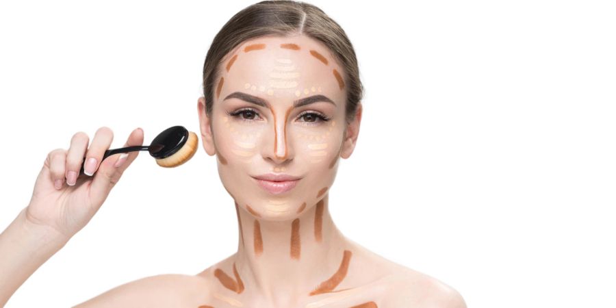 Junge Frau beim Make-up, Contouring