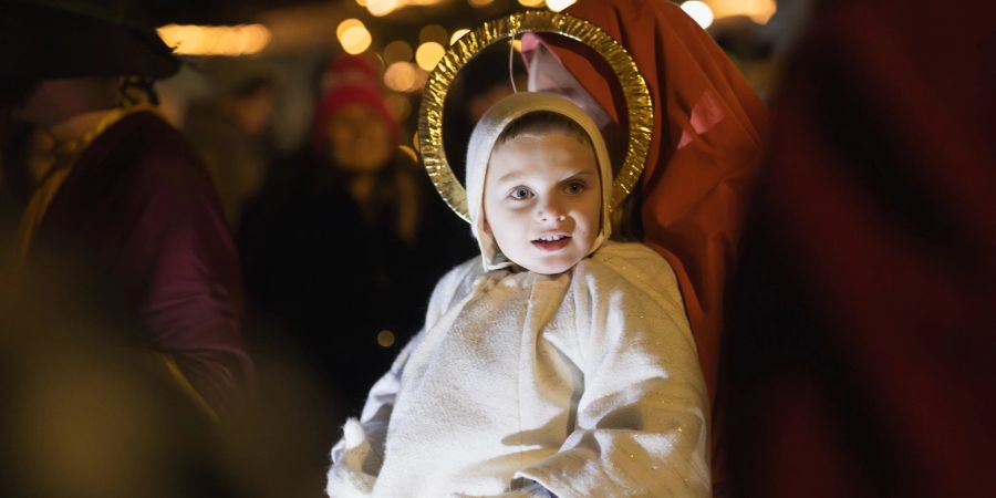 Das Christkind steht beim Umzug der Igler Bergweihnacht im Mittelpunkt. Begleitet wird es von zahlreichen Engeln, Hirten und Tieren.