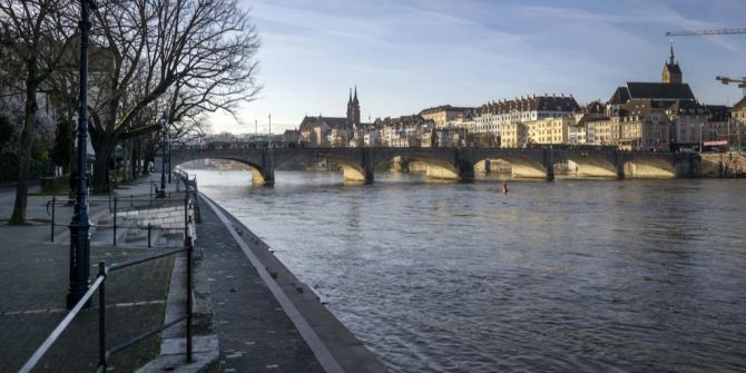 Basel Unterer Rheinweg