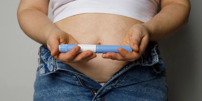 Ozempic ist eigentlich ein Medikament gegen Typ-2-Diabetes. Frau mit Diabetes-Medikament