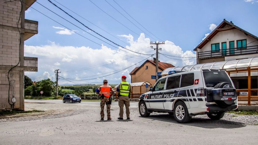 Militärpolizisten der Swisscoy auf Patrouille im Kosovo, im Rahmen der Kfor.