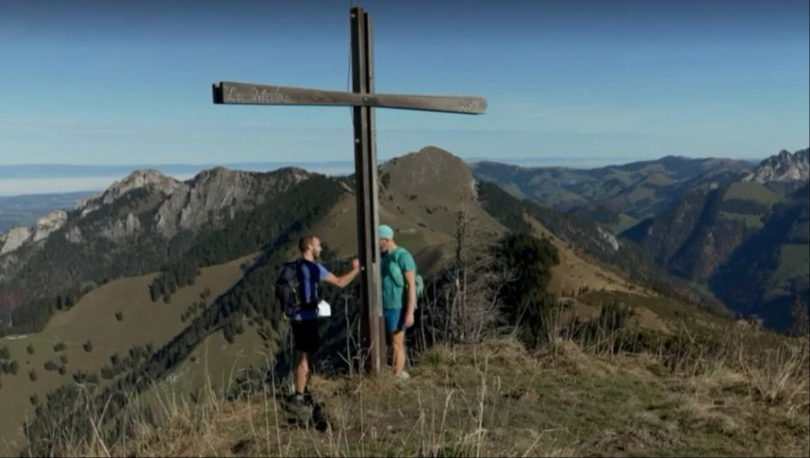 Thibaud deponiert die Notizbücher auf verschiedenen Berggipfeln.