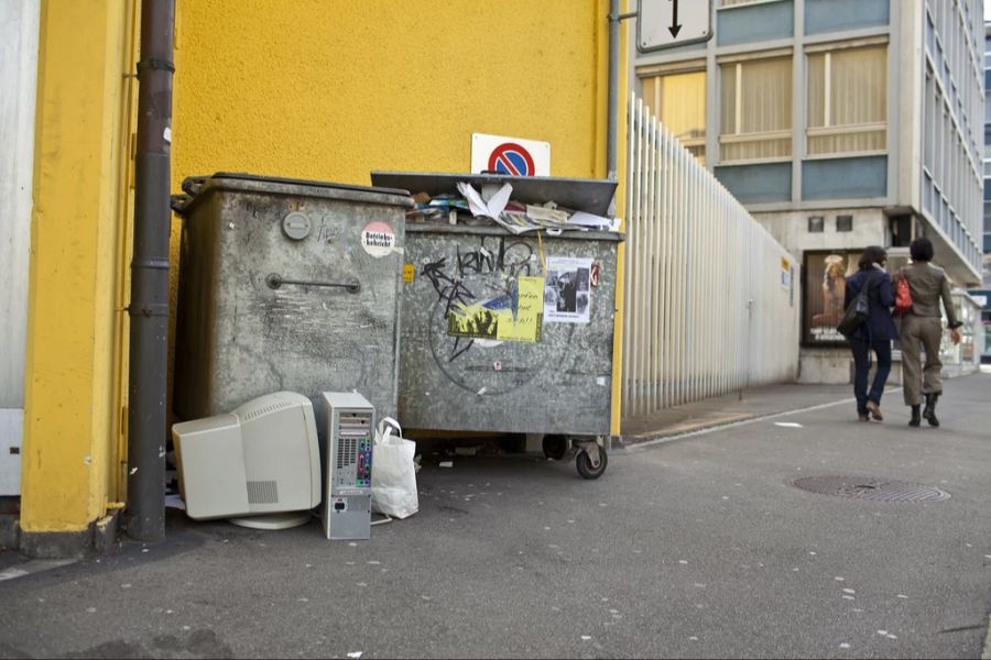 «Ja, ich habe seinen Müll weggebracht, er hat mich darum gebeten», Halfina Eddy-Evans. (Symbolbild)