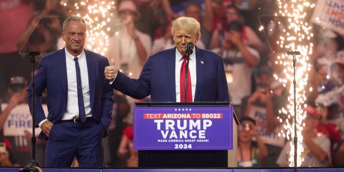 Robert F. Kennedy unterstützt Donald Trump. Unklar ist, ob das dem Republikaner hilft oder schadet. Trump
