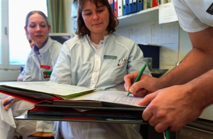 Pflegende unterschreiben Dokument