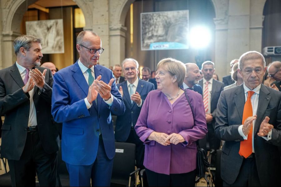 Im September noch war er fast glatzköpfig, im Oktober war das Haar noch schütter.