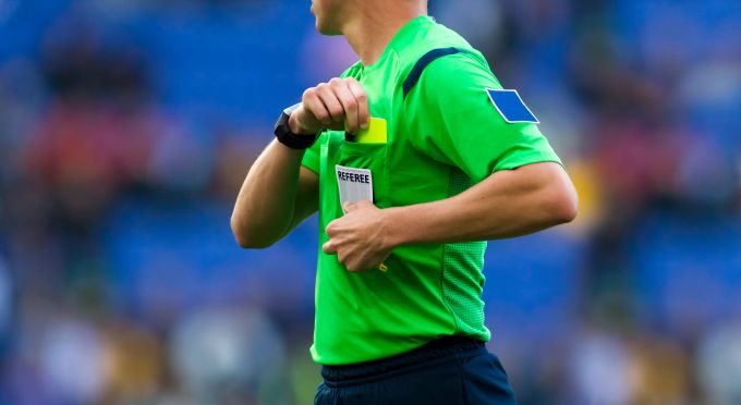 In der 5. Liga kam es zu einem Angriff auf einen Schiedsrichter. (Symbolbild) Schiedsrichter