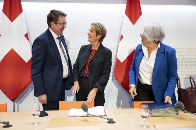 Bundesrat Albert Rösti, Bundesrätin Karin Keller-Sutter, und Bundesrätin Elisabeth Baume-Schneider, von links, sprechen nach der Medienkonferenz zum Entlastungsprogramm für den Bundeshaushalt, am 20. September 2024, im Medienzentrum Bundeshaus in Bern. Entlastungsprogramm Rösti Keller-Sutter Baume-Schneider