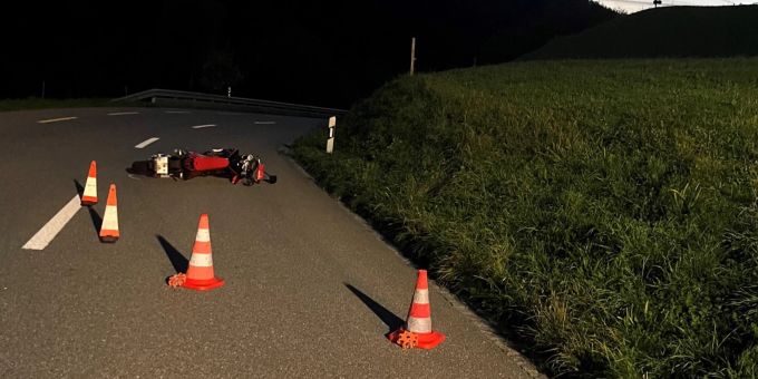 Steg im Tösstal ZH: Motorradfahrer bei Selbstunfall schwer verletzt. Steg im Tösstal ZH