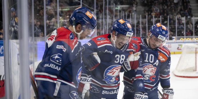 ZSC-Stürmer Rudolfs Balcers verlässt das Eis am Freitagabend unter Schmerzen. ZSC Lions Rudolfs Balcers