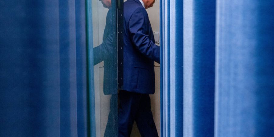 US-Präsident Donald Trump verlässt das Gebäude, nachdem er mit Reportern im James Brady Press Briefing Room im Weißen Haus gesprochen hat. Foto: Alex Brandon/AP/dpa