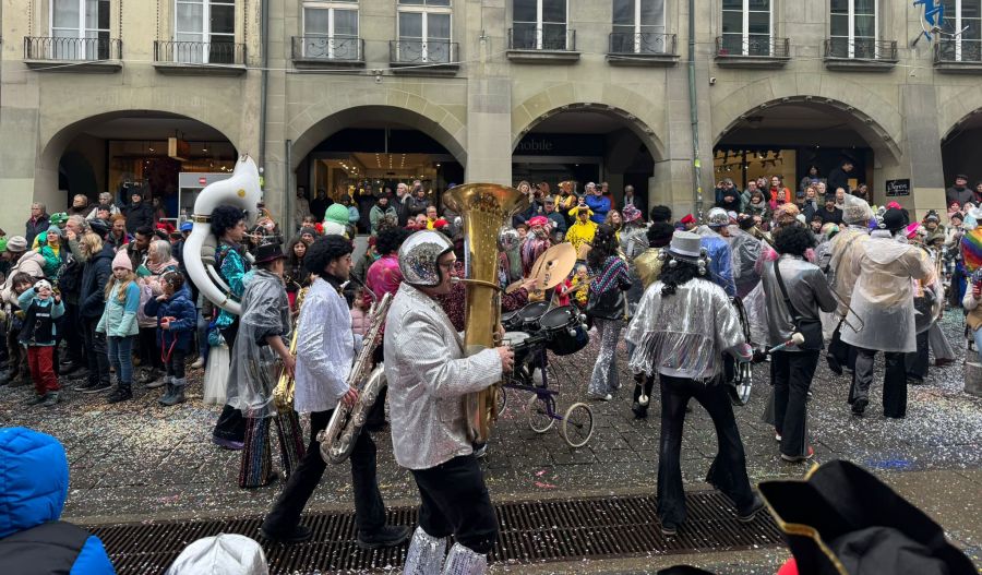 36 Guggenmusiken und kreative Kostümgruppen gibt es zu bestaunen.