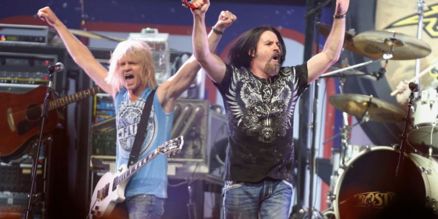 ARCHIV - Tommy DeCarlo, Leadsänger der Gruppe Boston, rechts, tritt beim Boston Strong Concert auf. Foto: Bizuayehu Tesfaye/Invision/AP/dpa