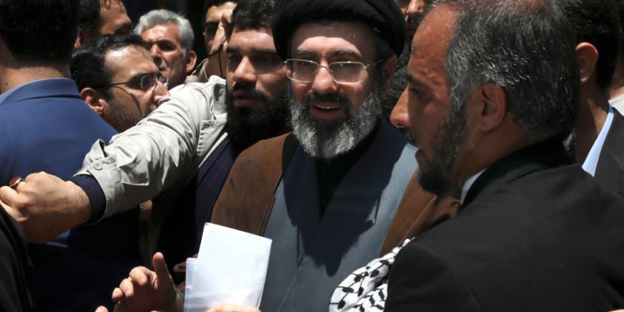 ARCHIV - Modschtaba Chamenei (M), der Sohn von Ajatollah Ali Chamenei, nimmt am 31. Mai 2019 an der jährlichen Kundgebung zum Quds-Tag oder Jerusalem-Tag in Teheran, Iran, teil. Modsch...