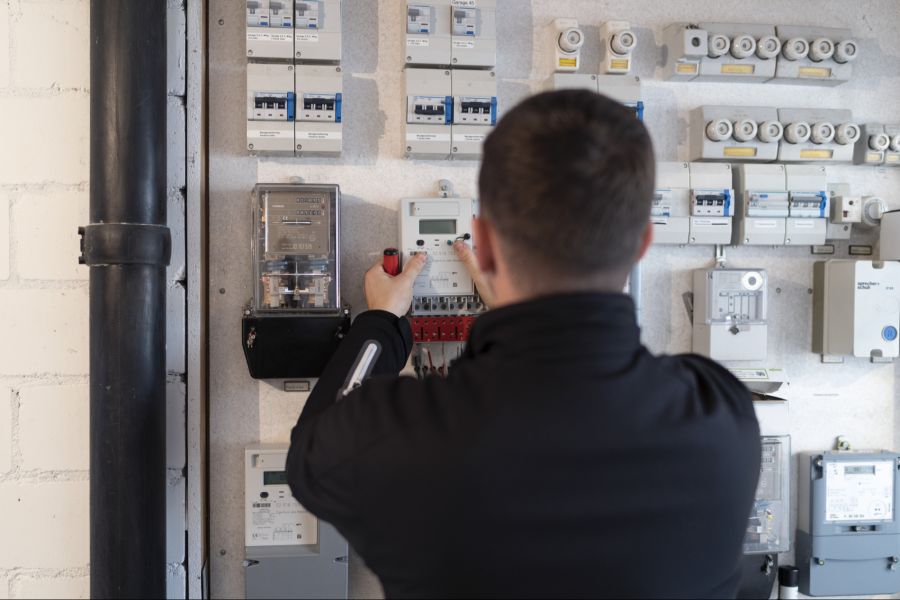 Direkt aus ihrer Heimat aus bewerben sich junge Tunesier jetzt bei Schweizer Firmen, die dringend Fachkräfte suchen, für Praktikas.