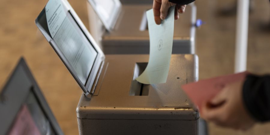 Ab April werden Stadtberner Stimmberechtigte weniger für Finanzgeschäfte an die Urne gebeten. (Symbolbild)