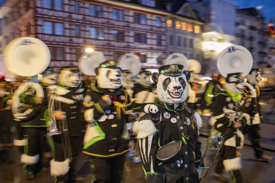 Schon früh am Morgen begannen die Guuggenmusigen zu schränzen.