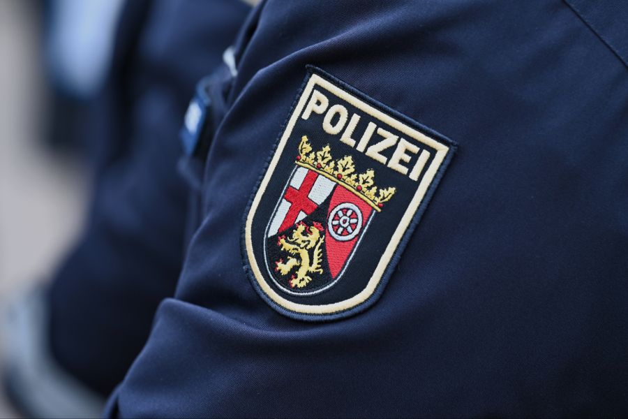 Er hatte gegen eine Tür im Zug getreten, woraufhin Zugbegleiter die Behörden alarmierten. Polizisten holten ihn dann in Kaiserslautern ab. (Symbolbild)