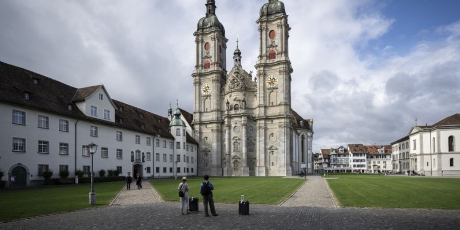 In der St. Galler Kathedrale haben Besucherinnen und Besucher im letzten Jahr über 200'000 kleine Kerzen angezündet. (Archivbild)