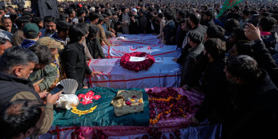 Trauernde arrangieren die Särge der Opfer des Selbstmordattentats in einer schiitischen Moschee während eines Trauergebets.  Über 30 Menschen waren bei dem Anschlag beim Freitagsgebe...