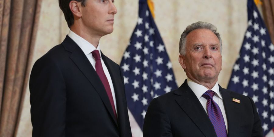 ARCHIV - Jared Kushner (l) und Steve Witkoff, Sondergesandter für Friedensmissionen, hören zu, während US-Vizepräsident Vance während einer Pressekonferenz nach einem Treffen mit V...