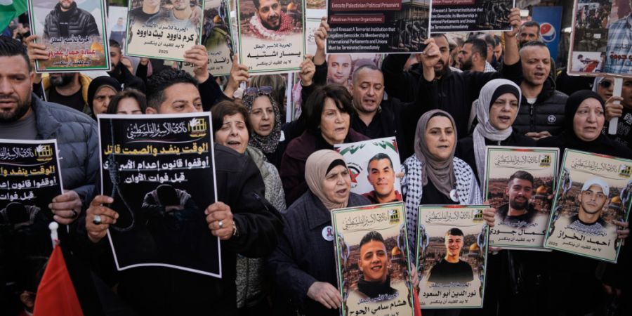 Palästinenser demonstrieren gegen die Entscheidung des israelischen Parlaments zur Einführung der Todesstrafe für Terroristen. Foto: Majdi Mohammed/AP/dpa