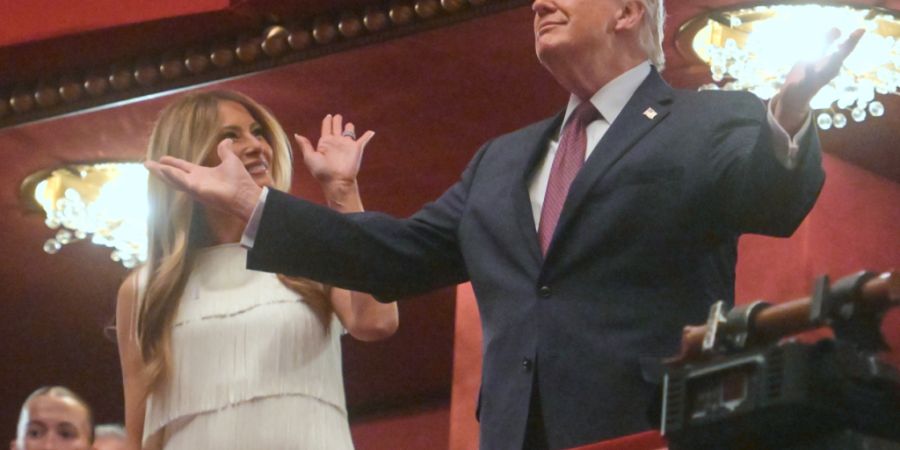 dpatopbilder - US-Präsident Donald Trump und First Lady Melania Trump bei der Premiere des Musicals «Chicago» in Washington. Foto: Rod Lamkey/AP/dpa