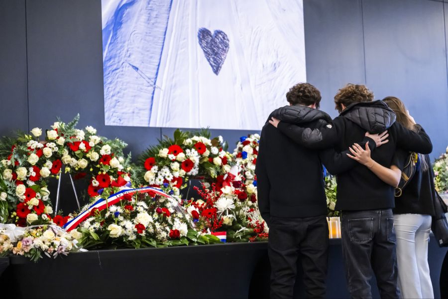 Bei dem Brand in der Silvesternacht starben dort zahlreiche junge Menschen. (Im Bild: Angehörige der Verstorbenen und Verletzten beim nationalen Trauertag am 9. Januar)