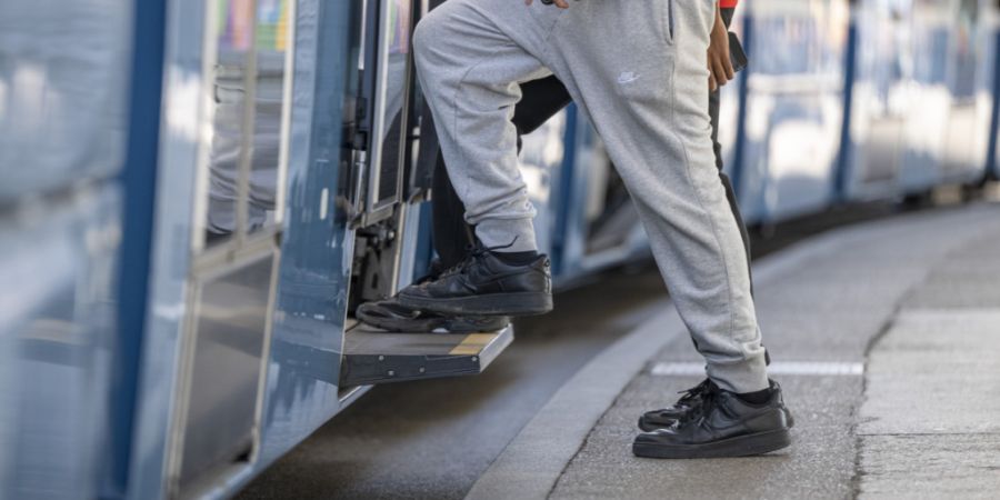 Bus und Tram werden rege genutzt, wie die Fahrgastzahlen der Verkehrsbetriebe Zürich zeigen. Besonders viele Personen stiegen im Jahr 2025 in die Tramlinie 15. (Symbolbild)