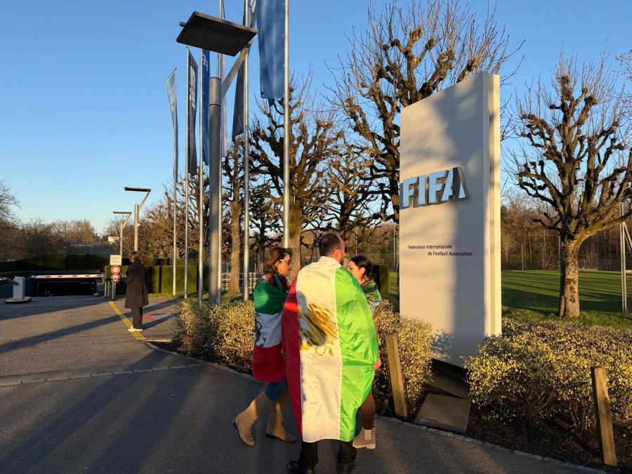 Die Demonstranten treffen sich vor dem Fifa-Hauptsitz.