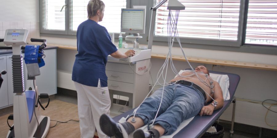 Soll Gesundheitspersonal mit einem Preis geehrt werden? Im Bild erstellt eine Krankenhausmitarbeiterin im Krankenhaus in Flawil ein Elektrokardiogramm EKG. (Archivbild)