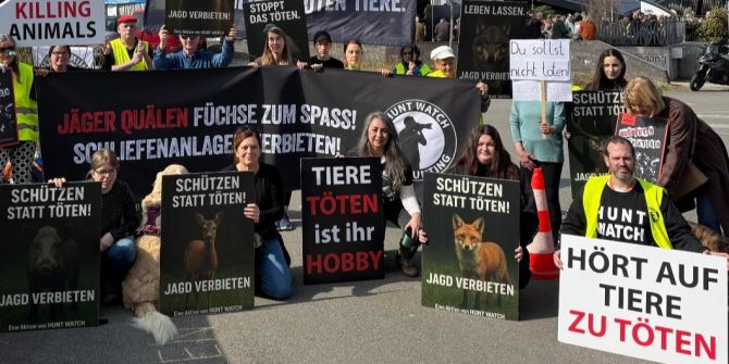 Aktivisten von Hunt Watch demonstrieren an der Jagdmesse Schweiz.
