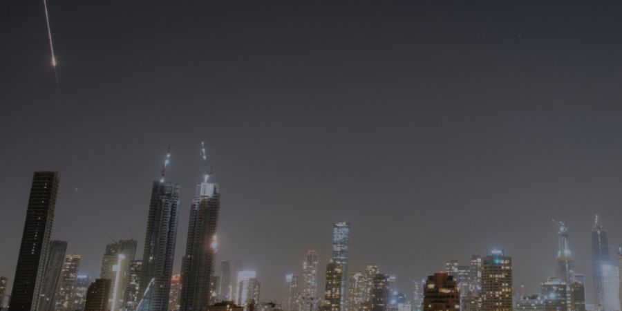 dpatopbilder - Vom Iran abgeschossene Raketen sind am Himmel über der Stadt Tel Aviv zu sehen. Foto: Ohad Zwigenberg/AP/dpa