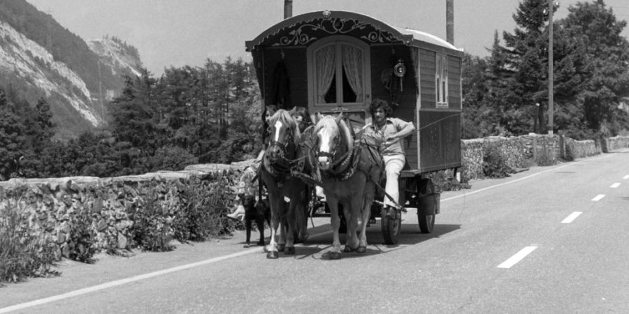 Bis 1973 wurden in der Schweiz rund 2000 Kinder aus Jenischen- und Sinti-Familien zwangsplatziert. Im Bild eine jenische Familie 1978 unterwegs in Graubünden. (Archiv)