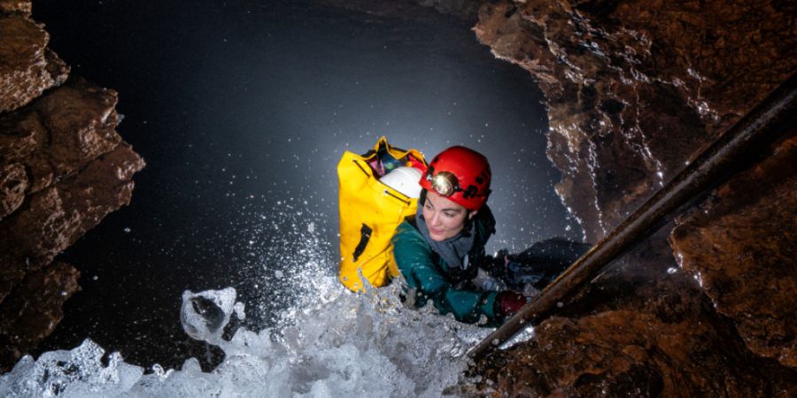 Das Foto zeigt die Höhlenforscherin Ainhoa Val beim Abstieg durch die «Grande Cascade» in
der Karsthöhle von Milandre bei Boncourt (Jura). Es hat den ersten Preis in der Kategorie «Fr...