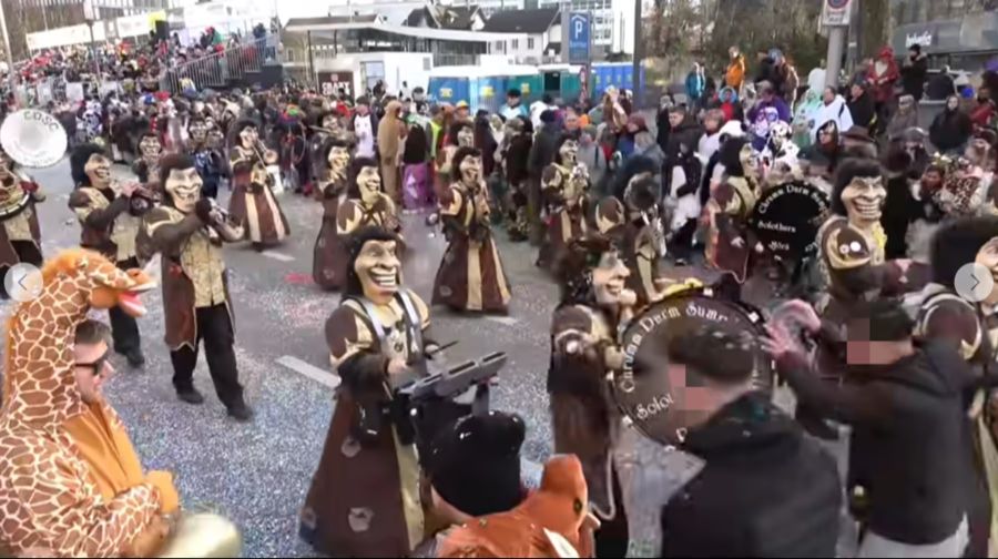 Eine Fasnächtlerin wird am Dornacherplatz von einem Mann zur Seite geschubst.