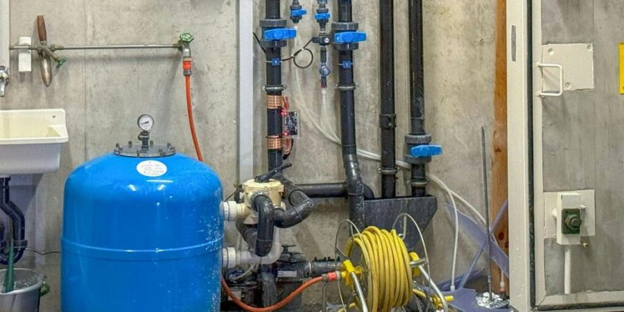 Spuren der Verpuffung bei der Reinigung ein privaten Pool in Münchenstein BL. Es gab in der geschlossenen Garage einen Knall und Chlorgas trat aus.