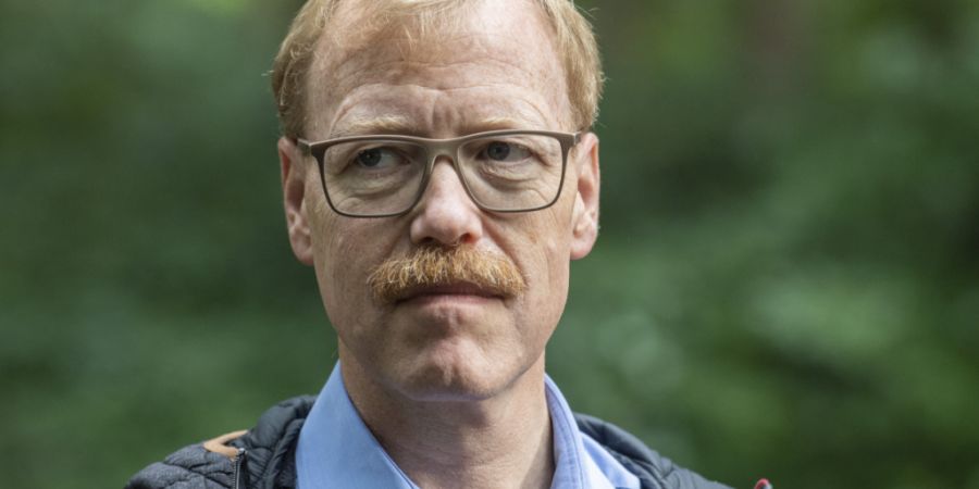 Der Zuger Regierungsrat Andreas Hostettler (FDP) geht davon aus, dass das Schweizer Asylsystem mit einer flächendeckenden Einführung der Bezahlkarte an Attraktivität verlieren wird. ...