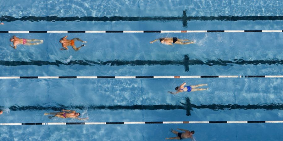 In einem Stadtzürcher Schwimmbad dürfen eine Stunde pro Woche nur nicht-binäre- und Transpersonen schwimmen. Die SVP hinterfragt das, der Stadtrat wiegelt ab. (Symbolbild)
