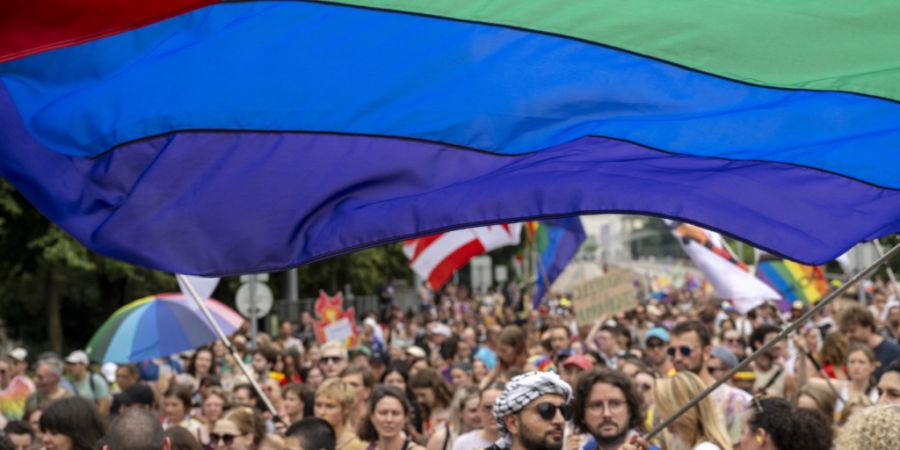 Eine Bewerbung zum LGBTI-Label für Basel bleibt politisch bei einem unverbindlichen Anzug. (Archivbild)