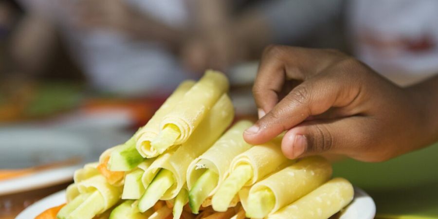 In der Stadt Biel produziert eine Grossküche das Essen für Kindertagesstätten und ähnliche Einrichtungen. (Symbolbild)