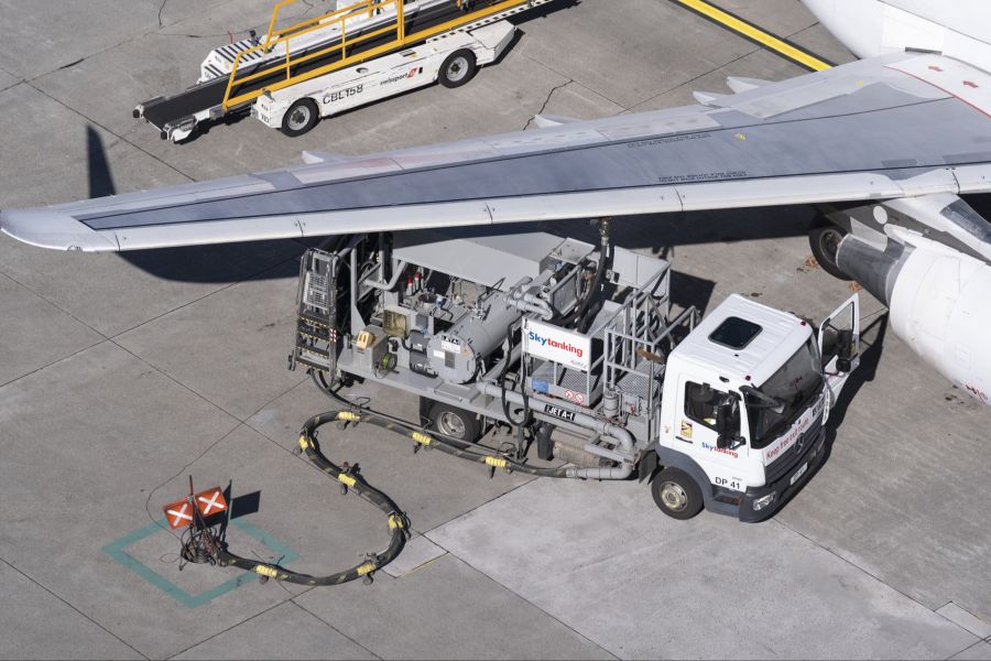 Bis Ende April sei die Versorgung der Schweiz mit Mineralölprodukten gesichert. Ab dann könne die Schweiz im Falle einer Kerosin-Knappheit auf das sogenannte Pflichtlager zurückgreifen.