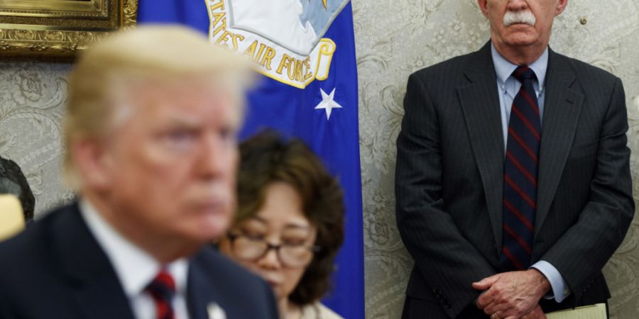 ARCHIV - Der frühere Nationale Sicherheitsberater von US-Präsident Donald Trump, John Bolton (r). Foto: Evan Vucci/AP/dpa/Archivbild