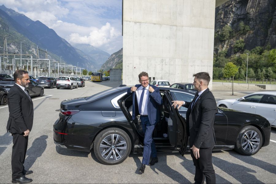 Normalerweise wird Albert Rösti mit einem vollelektrischen BMW zu Terminen gefahren.