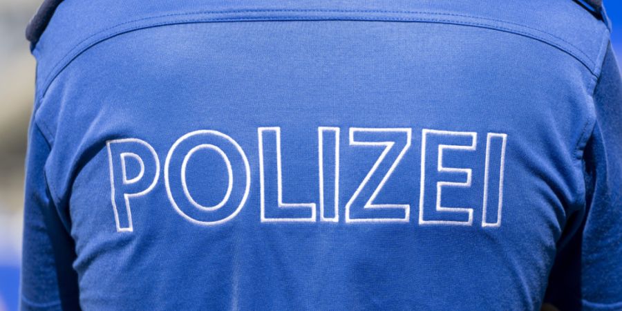 Ein betrunkener Autofahrer fuhr auf der Fahrt von Dagmersellen in Richtung Reiden LU in mehrere Inselpfosten. (Symbolbild)