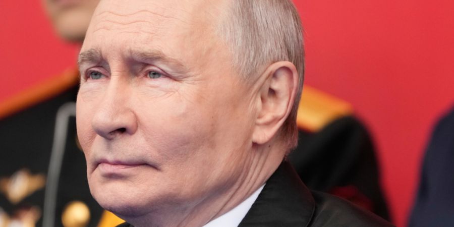 Der russische Präsident Wladimir Putin nimmt an der Militärparade zum Tag des Sieges in Moskau teil. Foto: Pavel Bednyakov/Pool AP/AP/dpa