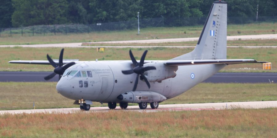 Ein Transportflugzeug der griechischen Luftwaffe landet auf dem Flughafen Eindhoven. Foto: Christoph Reichwein/dpa