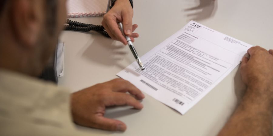 Der seit 2023 beobachtete Trend leicht steigender Arbeitslosenzahlen hat sich laut dem Seco im vergangenen Jahr fortgesetzt: Ein Berater führt ein Beratungsgespräch mit einer arbeitsl...